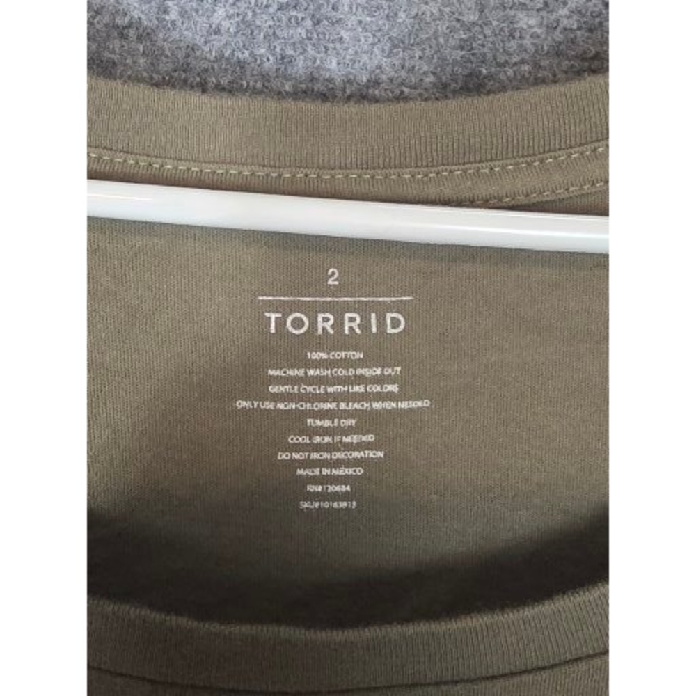 Torrid Womens Plus Sz 2 Olive Green Sequin 92 Graphic Short Sleeve TShirt Casual - Picture 3 of 8